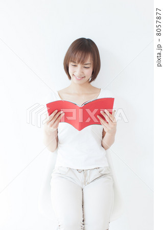本を読む女性 本を読む女性 8057877