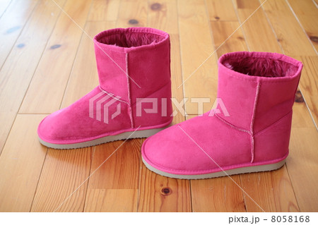 ピンクのショート丈ムートンブーツ　冬用ブーツ 8058168
