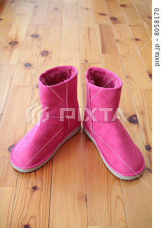 ピンクのショート丈ムートンブーツ　冬用ブーツ 8058170