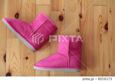 ピンクのショート丈ムートンブーツ　冬用ブーツ 8058173