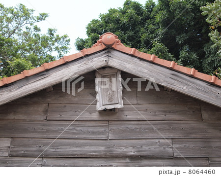 沖縄・天久宮の拝殿上部 8064460