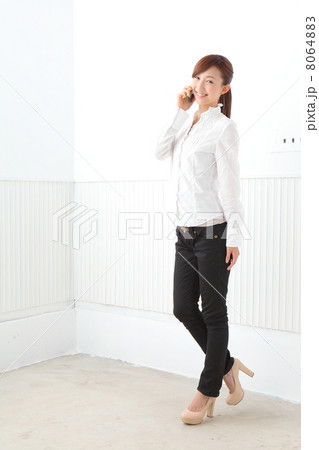 電話を使用する女性 電話を使用する女性 8064883