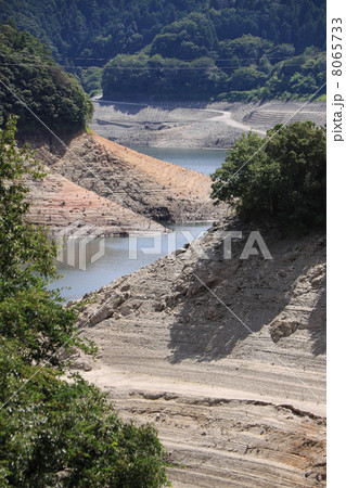 貯水率が低下し 27 第3次取水制限に入った早明浦ダム 早明浦湖 の写真素材 貯水率が低下し 27 第3次取水制限に入った早明浦ダム 早明浦湖 の写真素材