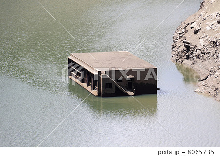 早明浦ダム貯水率低下 27 で現れた 旧大川村役場 の写真素材 早明浦ダム貯水率低下 27 で現れた 旧大川村役場 の写真素材