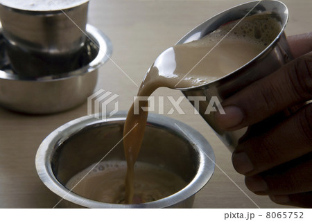 Filter coffee being poured into a dabarah 8065752