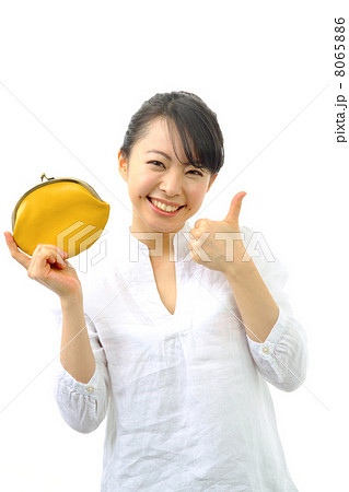 お財布を持つ女の子 8065886