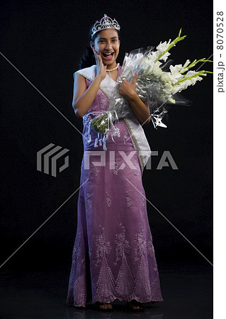 Teenage beauty queen with a bouquet 8070528