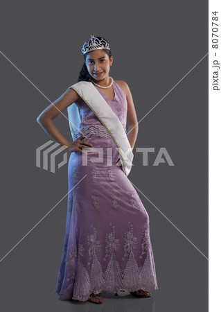 Portrait of a teenage beauty queen posing 8070784