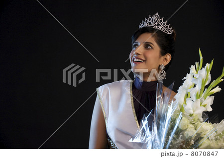 Beauty queen with a bouquet of flowers 8070847