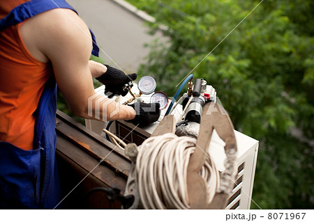 Air conditioning master preparing to install new air conditioner 8071967