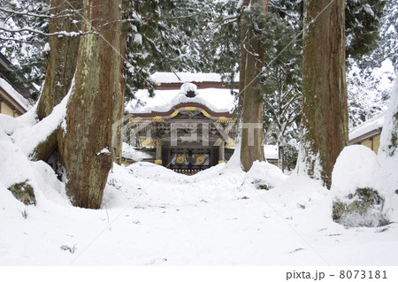 雪の中の永平寺唐門 8073181