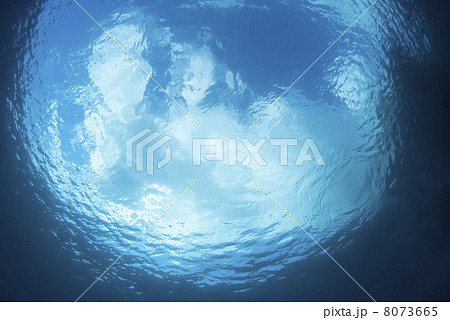海中から見た空 8073665
