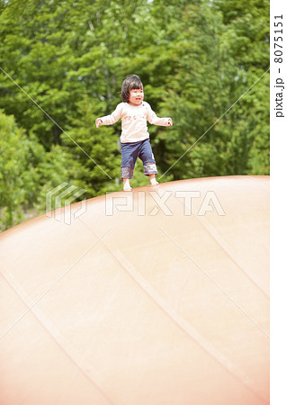 遊具で遊ぶ女の子 8075151