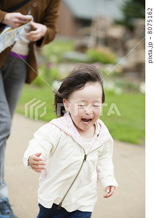 走る女の子 8075162