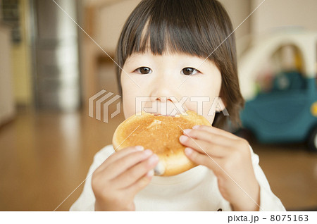 パンを食べる子ども 8075163
