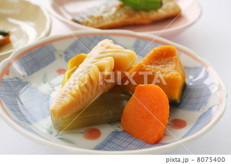 日本の食卓イメージ　おかず（煮物） 8075400
