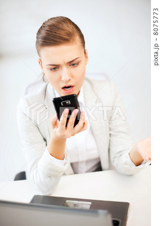woman shouting into smartphone 8075773