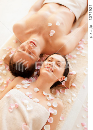 couple in spa 8075922