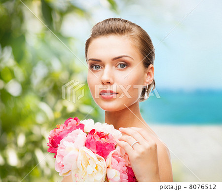 woman holding flowers 8076512