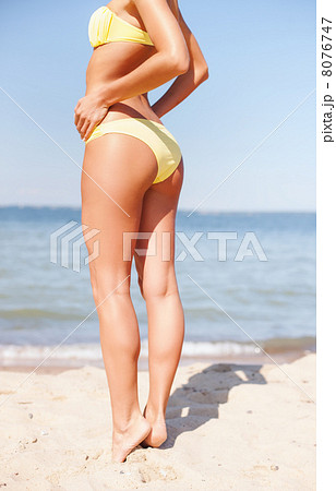 girl posing on the beach 8076747