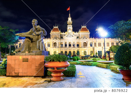 ホーチミン像と人民委員会庁舎の夜景(ベトナム、ホーチミン・シティ) 8076922
