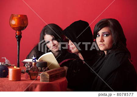 Three Witches Reading Three Witches Reading 8078577