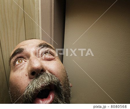 Man Looking Up 8080568