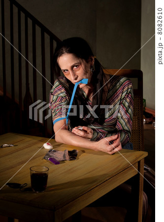 Injecting heroin 8082610