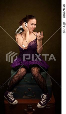 Pretty Girl in Purple on Green Background with personal audio de Pretty Girl in Purple on Green Background with personal audio de 8082630