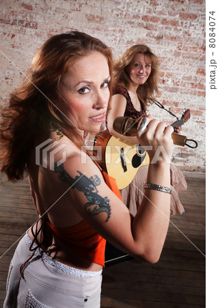 Female musicians 8084074