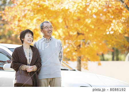 紅葉を眺めるシニア夫婦