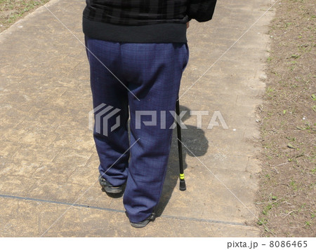 おばあちゃんの足元 8086465