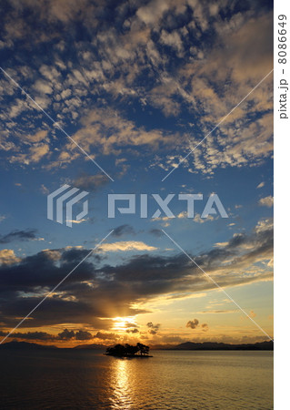 宍道湖に沈む夕日 8086649