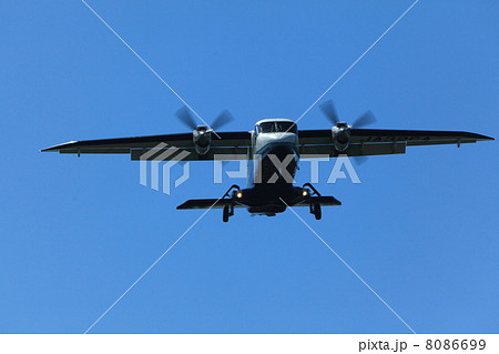 調布飛行場に着陸するプロペラ機 ドルニエ228 正面の写真素材