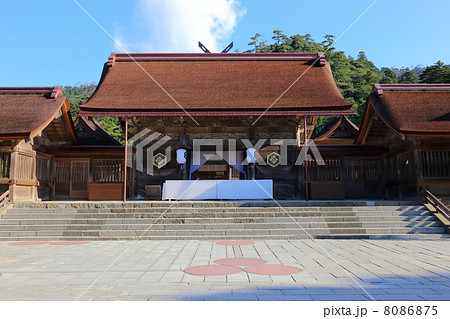 大遷宮した出雲大社八足門 8086875