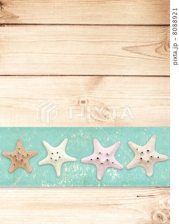 Starfishes on wood texture 8088921