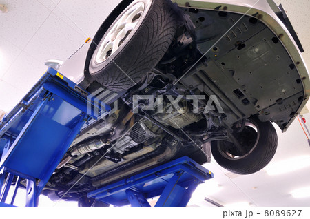 リフトアップされた自動車 8089627