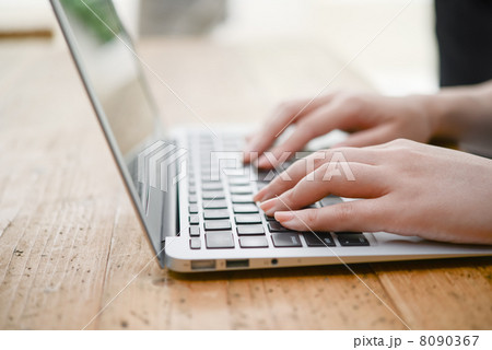 ノートパソコンと女性 ノートパソコンと女性 8090367