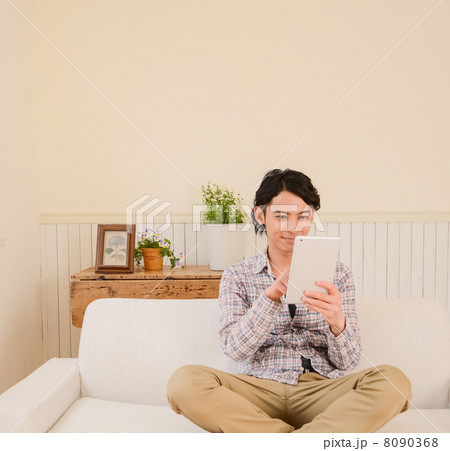タブレットをする男性 タブレットをする男性 8090368