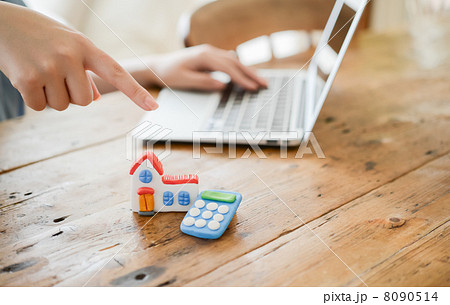 粘土の家と電卓と女性 8090514