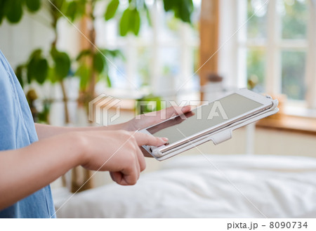 タブレットを持つ女性 8090734