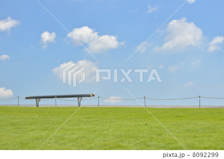 公園のベンチ 8092299