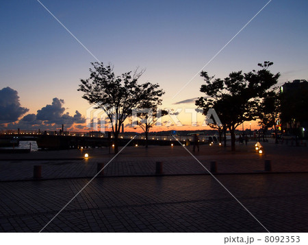 日が落ちる 8092353