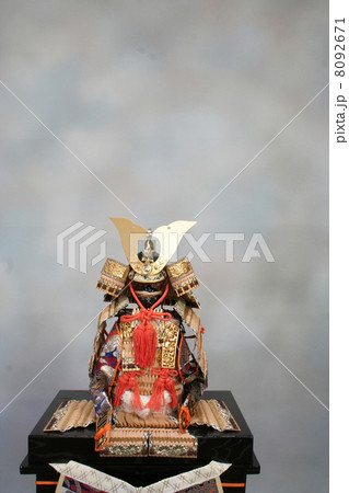 五月飾り　鎧兜　縦　余白　左寄り 8092671
