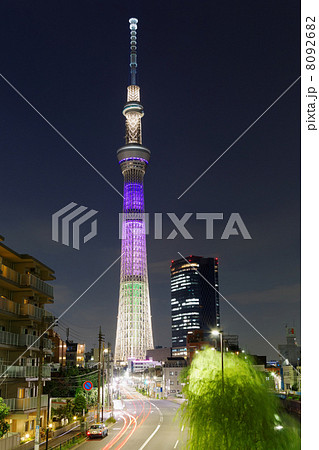 東京スカイツリーのライトアップ・ラベンダーと周囲の景観 8092682