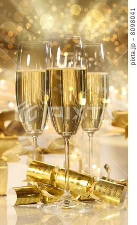 Glasses of champagne and gifts for new years Glasses of champagne and gifts for new years 8098041