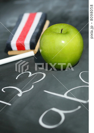 Green apple for school 8098058