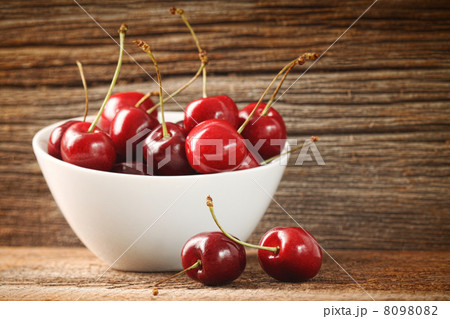Red cherries in bowl on barn wood Red cherries in bowl on barn wood 8098082