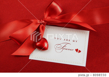 Red bow and white card for gift on satin background Red bow and white card for gift on satin background 8098550