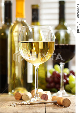 Glasses of wine with bottles 8098823